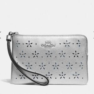 🎉HP🎉 Coach Corner Zip Wristlet